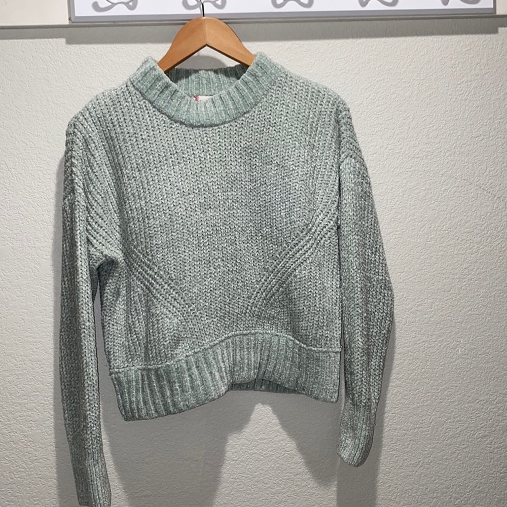 Super cute color and so soft. Brand new never worn.